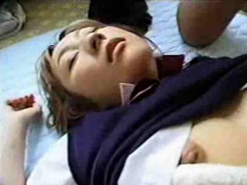 【昏睡レイプ】クロロホルムで眠らされた女子校生　運ばれた部屋で男二人に裸にされて犯されて